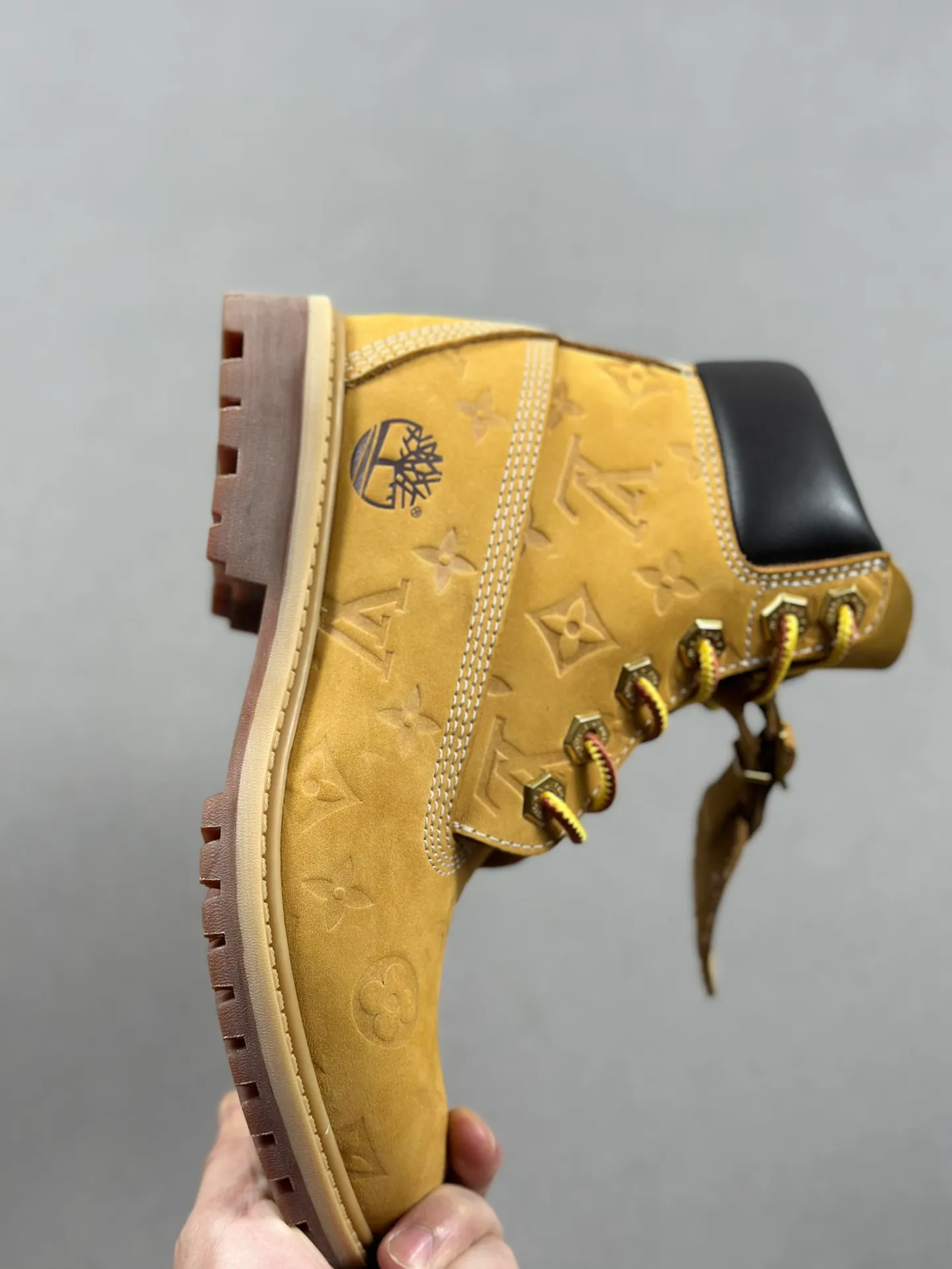 Local pick-up 💰1100 supports delivery. The same style of Jiaer is pure and original. Produced by Zhongshan Factory. Louis Vuitton As the first collaboration between the two parties, this shoe redefines the classic design of Timberland's 6-inch rhubarb boots. Timberland/Timberland's 6-inch all-over presbyopic rhubarb boots pay homage to the classic yellow boot shape of the 1996 Grandmaster Flash. Original hardware molded lace buckles. Newly upgraded top-notch craftsmanship. OEM by Zhongshan factory. Original imported leather. Independent private mold outsole, correct logo, not the wrong version on the market. Original and consistent full head-layer nubuck leather collar. All cow lining Brand new original packaging shoe box Exclusive supply to the market Official item number: 1AD7YN Size: 35 36 37 38 39 40 41 42 43 44 45 46